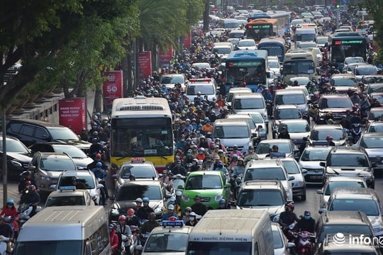 Ảnh: Xe cộ hỗn loạn, chôn chân trên đường Kim Mã, Đào Tấn