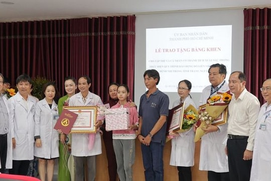 Khen thưởng ê kip bác sĩ cứu sống nữ sinh viêm cơ tim tối cấp