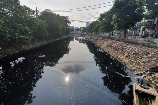 Ảnh:  Những dòng sông ô nhiễm ở Hà Nội mòn mỏi chờ “hồi sinh”