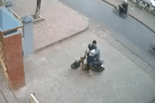 Clip nam thanh niên sàm sỡ nữ sinh đi xe đạp điện đứng trước cổng trường gây phẫn nộ