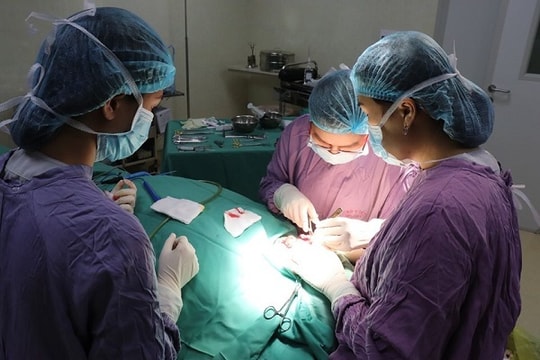 Phẫu thuật cứu nam bệnh nhân bị lưỡi cưa máy văng vào mặt