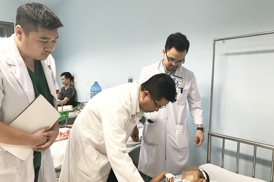 Cứu sống bé trai 6 tuổi bị chấn thương gan trầm trọng vì ngã cây