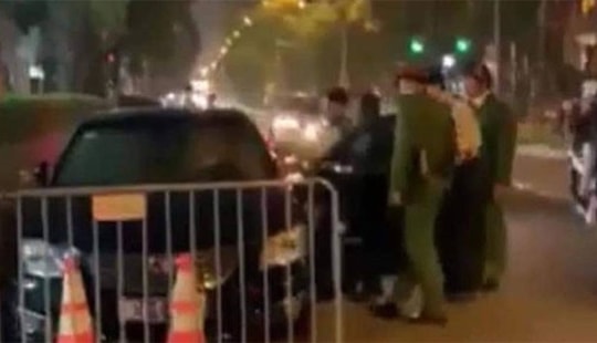 Hà Nội: Xe ô tô biển xanh gây tai nạn rồi bỏ chạy