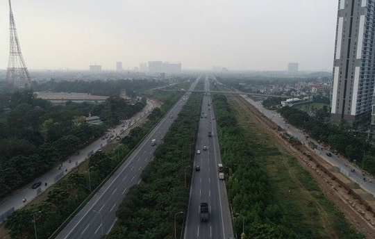 Ảnh: Công nhân xén dải phân cách, mở rộng đường gom Đại lộ Thăng Long