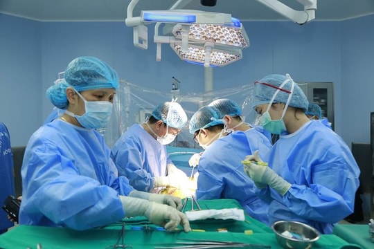 14 tiếng ghép gan cứu sống nam bệnh nhân với nguồn tạng từ người cho sống