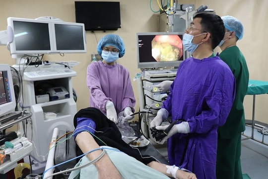 Gắp khối bã thức ăn khổng lồ trong dạ dày của nam bệnh nhân