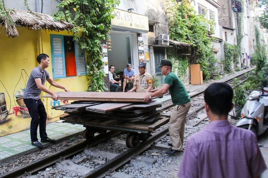 Ảnh: Xóm cà phê đường tàu mới vừa mở cửa đã bị "khai tử"