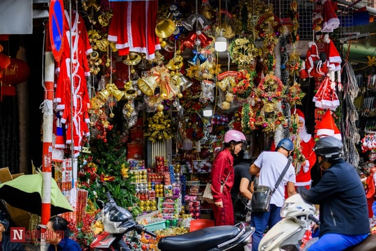Ảnh: Rực rỡ đồ trang trí Giáng sinh trên phố Hàng Mã
