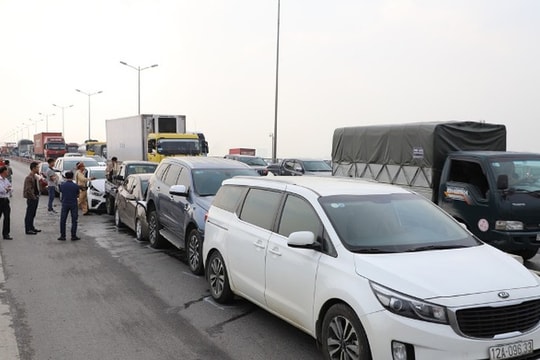 7 ô tô đâm nhau trên cầu Thanh Trì, giao thông ùn tắc nghiêm trọng