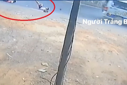 Xuất hiện thêm clip xe đưa đón làm văng học sinh xuống đường ở Đồng Nai