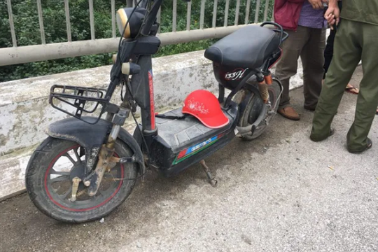 Tìm kiếm nữ sinh mất tích để lại thư tuyệt mệnh và xe máy điện trên cầu