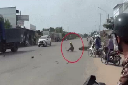 Clip: Thanh niên bốc đầu xe máy thể hiện trước đám đông và cái kết đau đớn