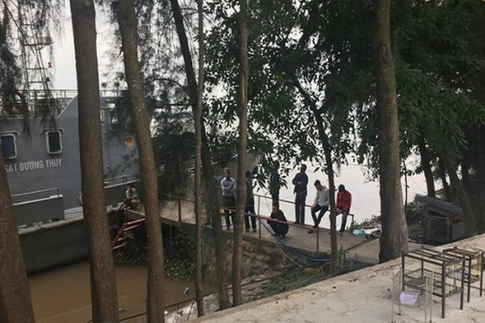 Chìm tàu chở gạch trên sông, 2 vợ chồng mất tích
