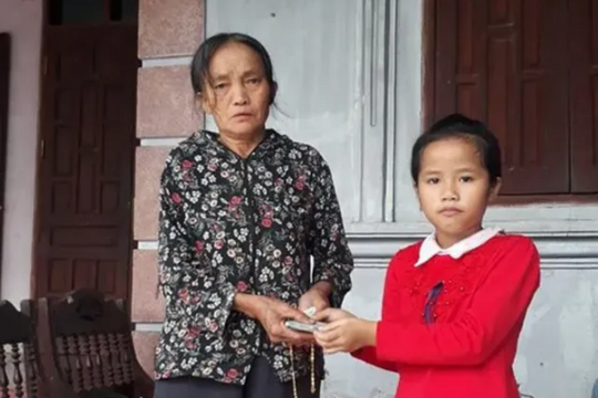 Học sinh lớp 3 trả lại chiếc ví chứa nhiều tiền, vàng cho người đánh rơi
