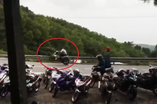 Hàng loạt "quái xế" bốc đầu, nẹt pô gây náo loạn đèo Hải Vân