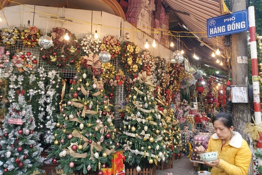 Ảnh: Tiểu thương hàng Mã tất bật bày bán đồ trang trí Giáng sinh