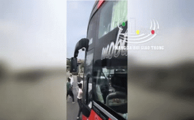 Clip: Nhóm tài xế xe khách hỗn chiến trên đường, giao thông ùn tắc kéo dài