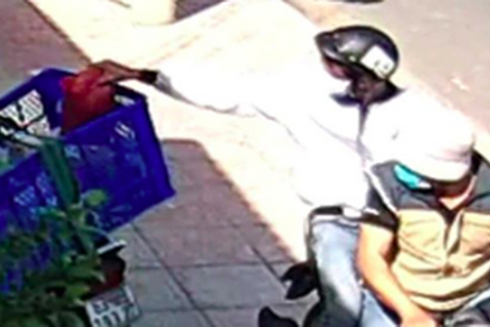 Tranh thủ shipper lơ đễnh, 2 đạo chích nhanh tay cuỗm mất kiện hàng