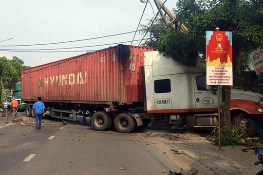 Xe container nổ lốp tông sập nhà dân ven đường