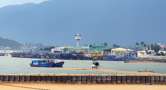 Một ngư dân bị sóng lớn đánh rơi xuống biển mất tích