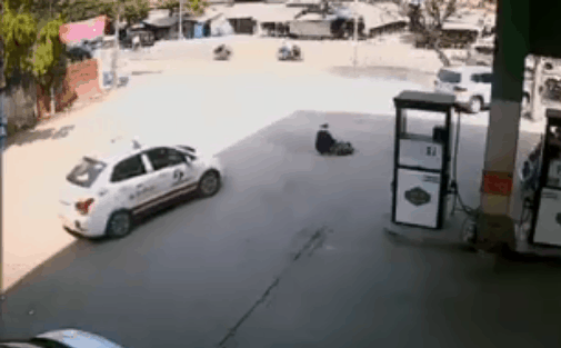 Clip: Taxi "thản nhiên" chồm lên cụ bà bán hàng rong khiến CĐM phẫn nộ