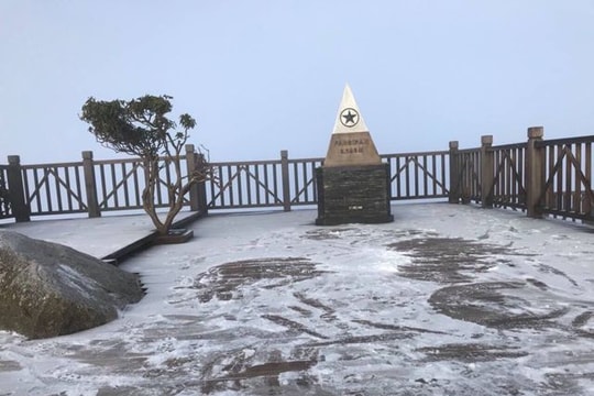 Ảnh: Đỉnh Fansipan xuống dưới 0 độ C, băng tuyết phủ trắng