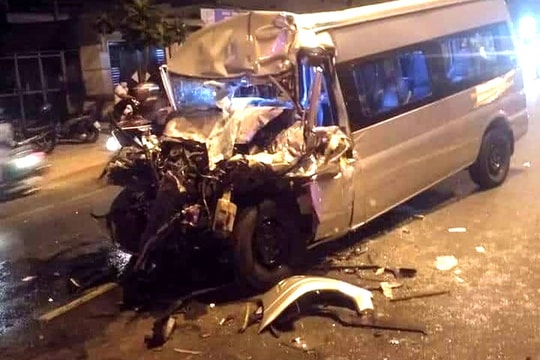 Ô tô 16 chỗ tông đuôi xe đầu kéo, tài xế tử vong