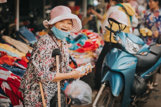 Câu chuyện cảm động về bà bán vé số dạo tật nguyền gây chú ý MXH