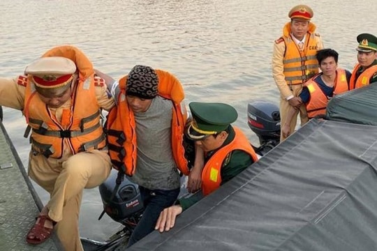 Thuyền nan bị lật trên sông Cấm, 2 ngư dân gặp nạn