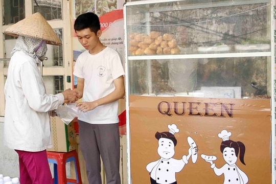 Ông chủ 27 tuổi mở quán bánh 0 đồng giúp đỡ người nghèo