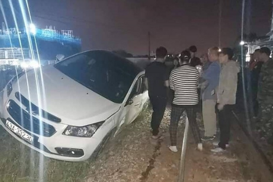 Đỗ xe trên đường ray, ô tô bị tàu hỏa tông văng 7 mét