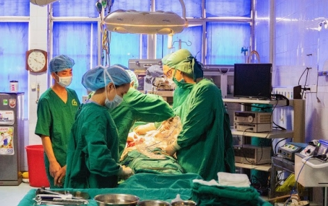 Cắt bỏ hoàn toàn khối u tuyến thượng thận nặng 2 kg cho nam bệnh nhân