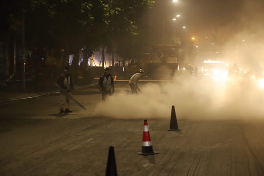 Ảnh: Hãi hùng cảnh công nhân thi công đường Nguyễn Trãi "thổi bụi" vào người đi đường