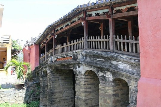 Ảnh: Biểu tượng 4 thế kỷ của Hội An nứt nẻ, rệu rã "gánh" hàng nghìn lượt khách mỗi ngày