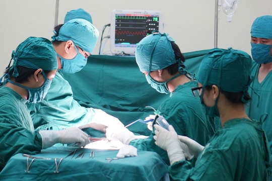 Phẫu thuật cứu sống nam thanh niên bị dập tim do tấm bê tông đè