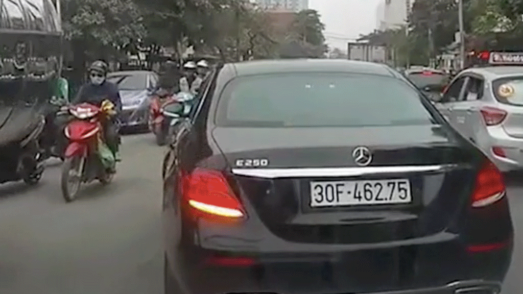 Xe Mercedes "hô biến" biển kiểm soát từ trắng thành xanh trên phố Hà Nội