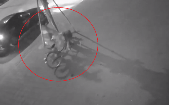 Hà Nội: Truy tìm tài xế ô tô nghi đâm cụ bà tử vong rồi giấu xác lên vỉa hè