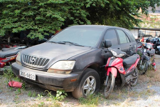 Ảnh: Hàng loạt xe sang trở thành đống "sắt vụn" trong bãi giữ xe tại Hà Nội