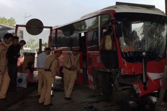 Xe giường nằm tông trúng trạm thu phí, nhiều người bị thương