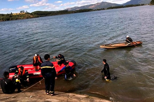 Lật thuyền khi ra gỡ lưỡi câu, nam thanh niên mất tích