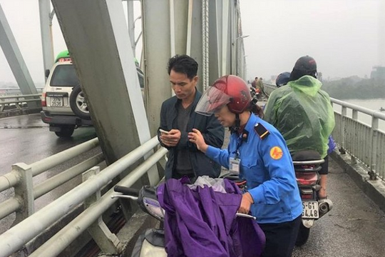 Thiếu tá quân đội nhảy xuống sông cứu người phụ nữ tự tử giữ trời mưa rét