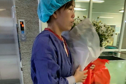 Nhói lòng người mẹ trẻ ôm bó cúc trắng "đón" con về sau khi đã hiến tặng mô tạng