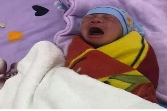 Bé sơ sinh bị bỏ rơi ở nhà nghỉ kèm lá thư của người mẹ