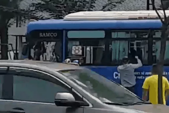 Clip: Nhóm côn đồ chém tới tấp vào chiếc xe buýt khóa chặt, hàng chục hành khách hoảng loạn