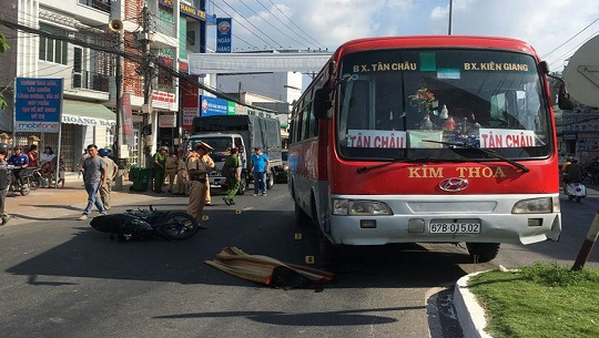 Đi bộ qua đường, học sinh lớp 8 bị xe khách cán tử vong thương tâm