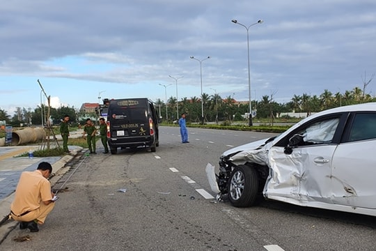 Xe du lịch biến dạng sau cú đấu đầu xế hộp