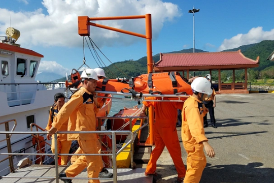 Kịp thời cứu thuyền trưởng gặp nạn trên vùng biển Hoàng Sa