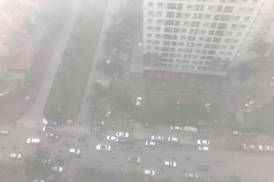 Ảnh: Sương mù bất ngờ bao phủ khắp Hà Nội đúng ngày Giáng sinh