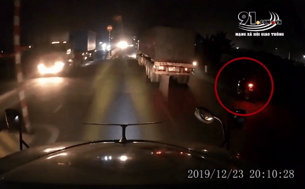 Clip: Vượt chốt CSGT, thanh niên không ngờ gặp "biến" chỉ sau vài giây