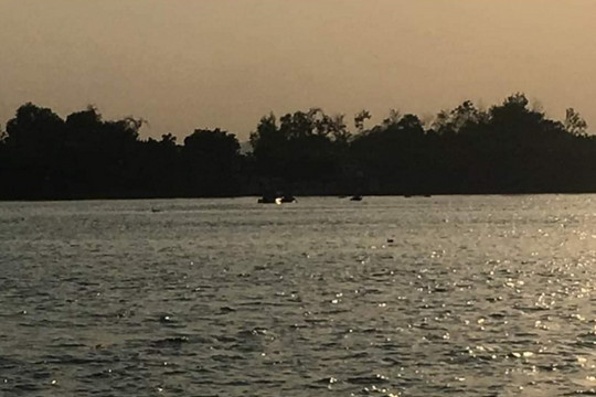 Xe ô tô 5 chỗ bất ngờ lao xuống sông, 2 người thương vong